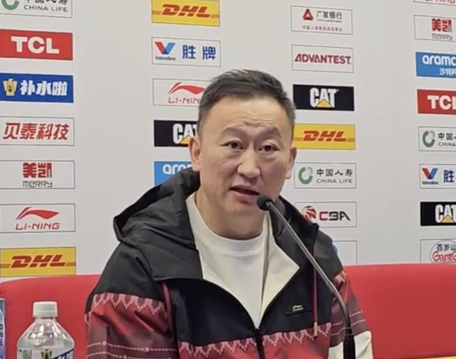 乐鱼体育官方网站-刘维伟：球队内线太缺人米奇一直在坚持，我确实没什么好办法